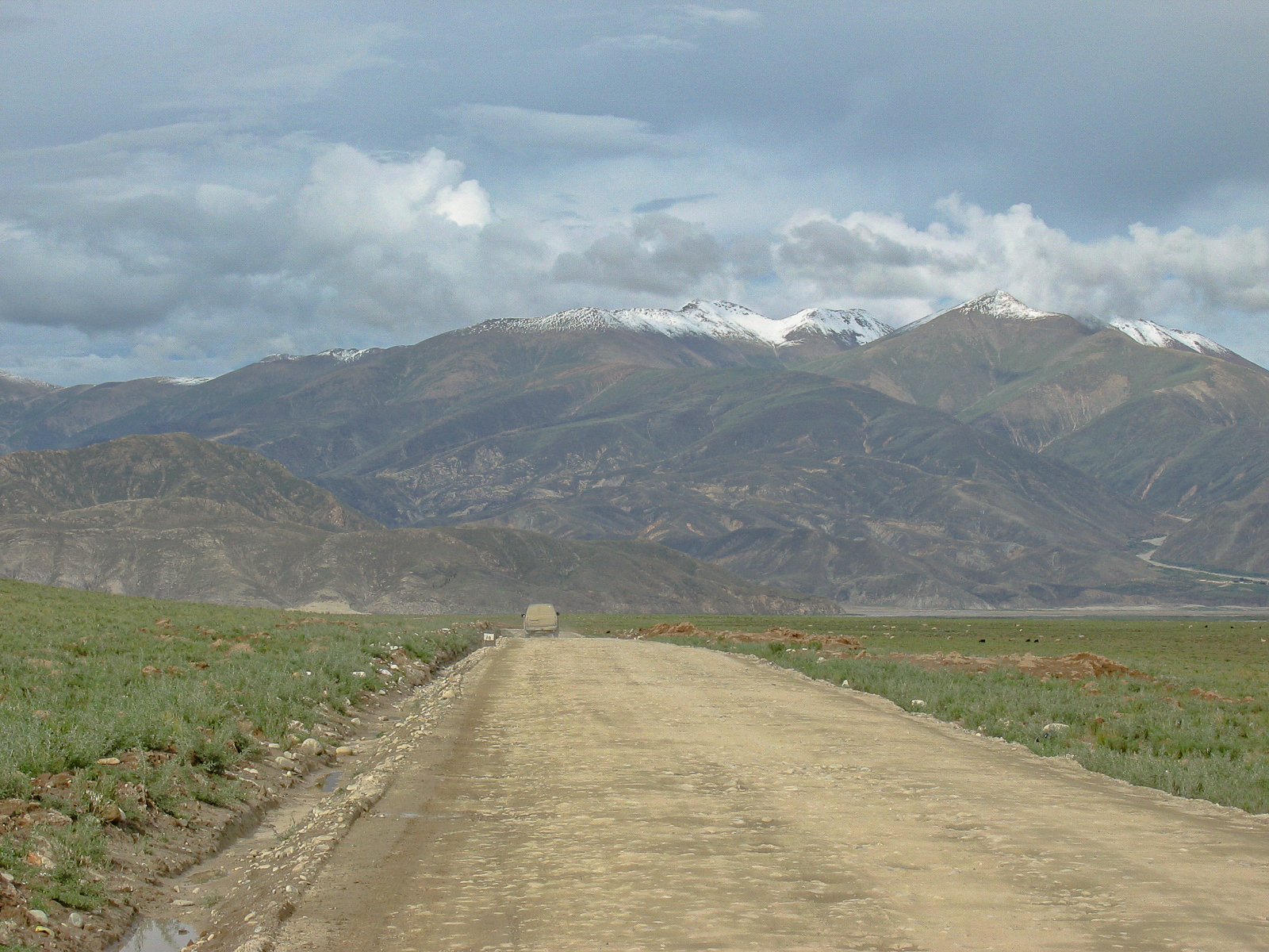 Kathmandu to Lhasa overland - Day 3 - Tingri to Xigatse -The stark beauty of the high plateau Tibetan desert