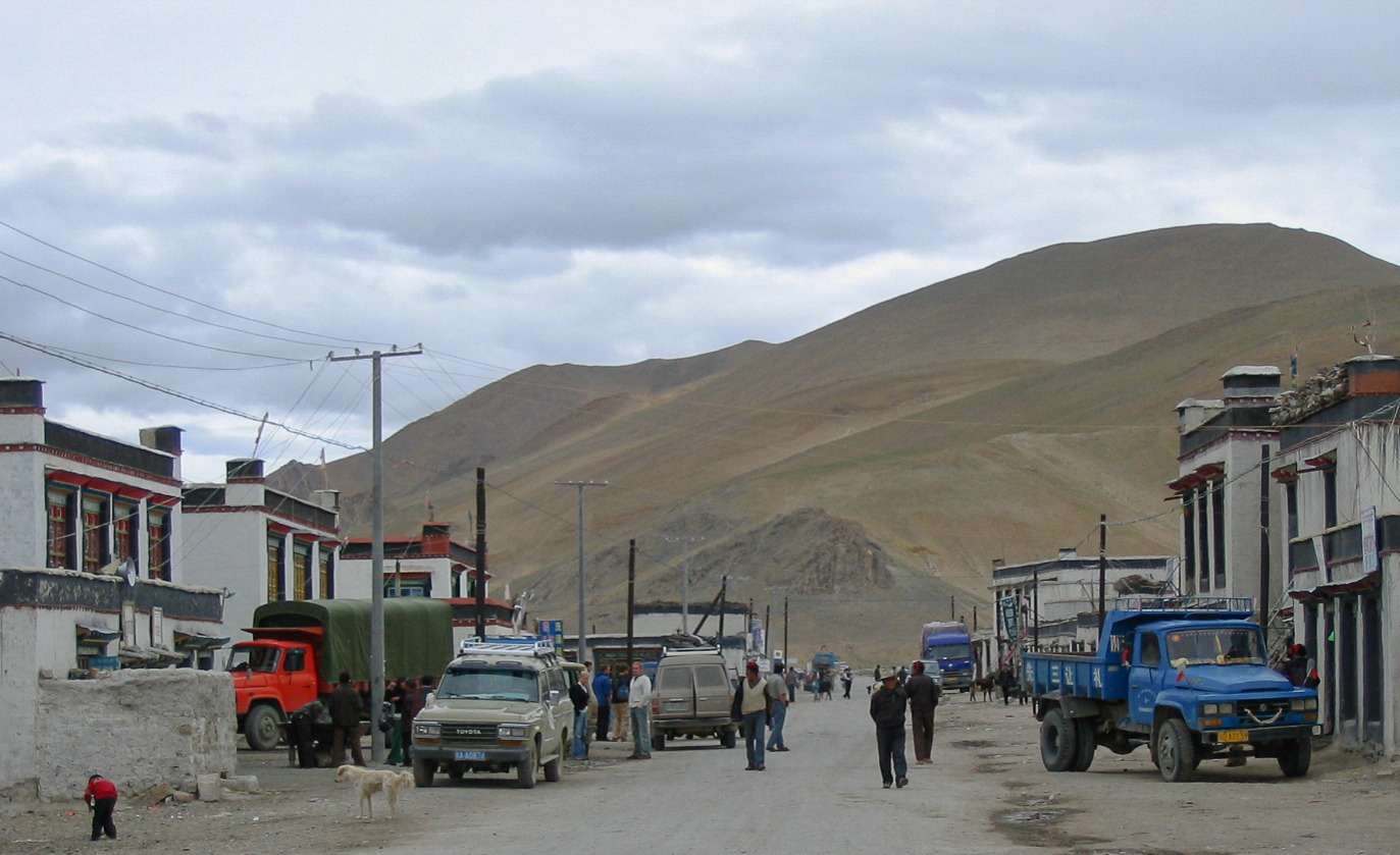 The main high street in Tingri (Shegar)