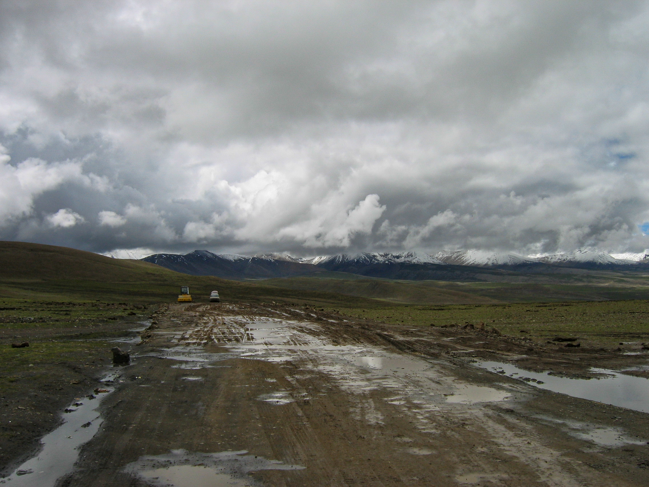 Kathmandu to Lhasa overland - Day 3 - Tingri to Xigatse - Cloud covered high Tibetan peaks in the distance