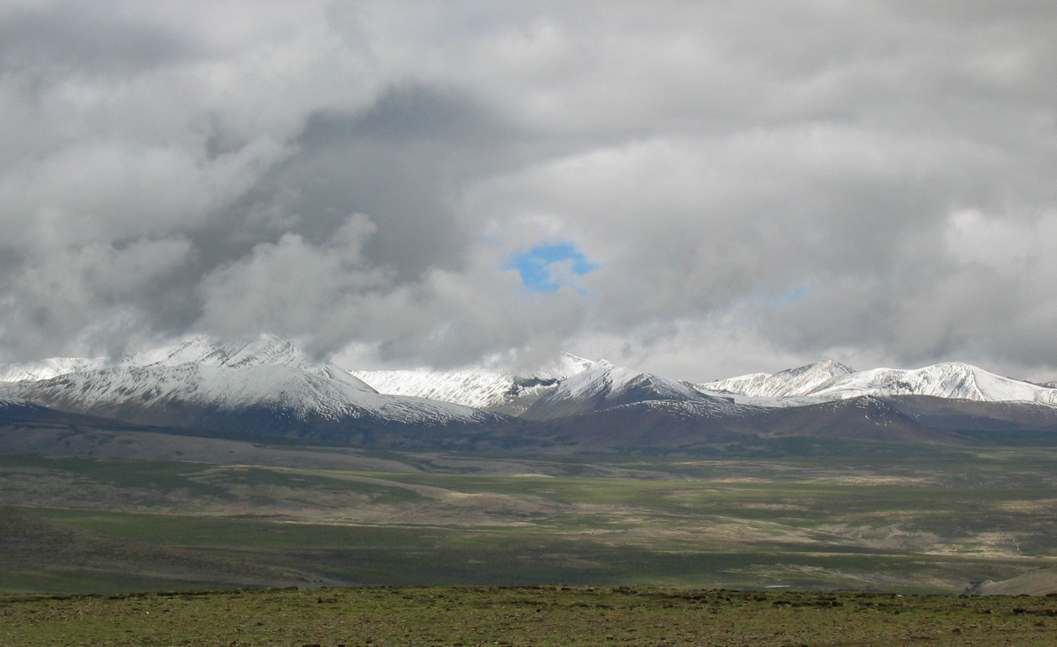 White-peaked mountain views from Gyatsola Pass