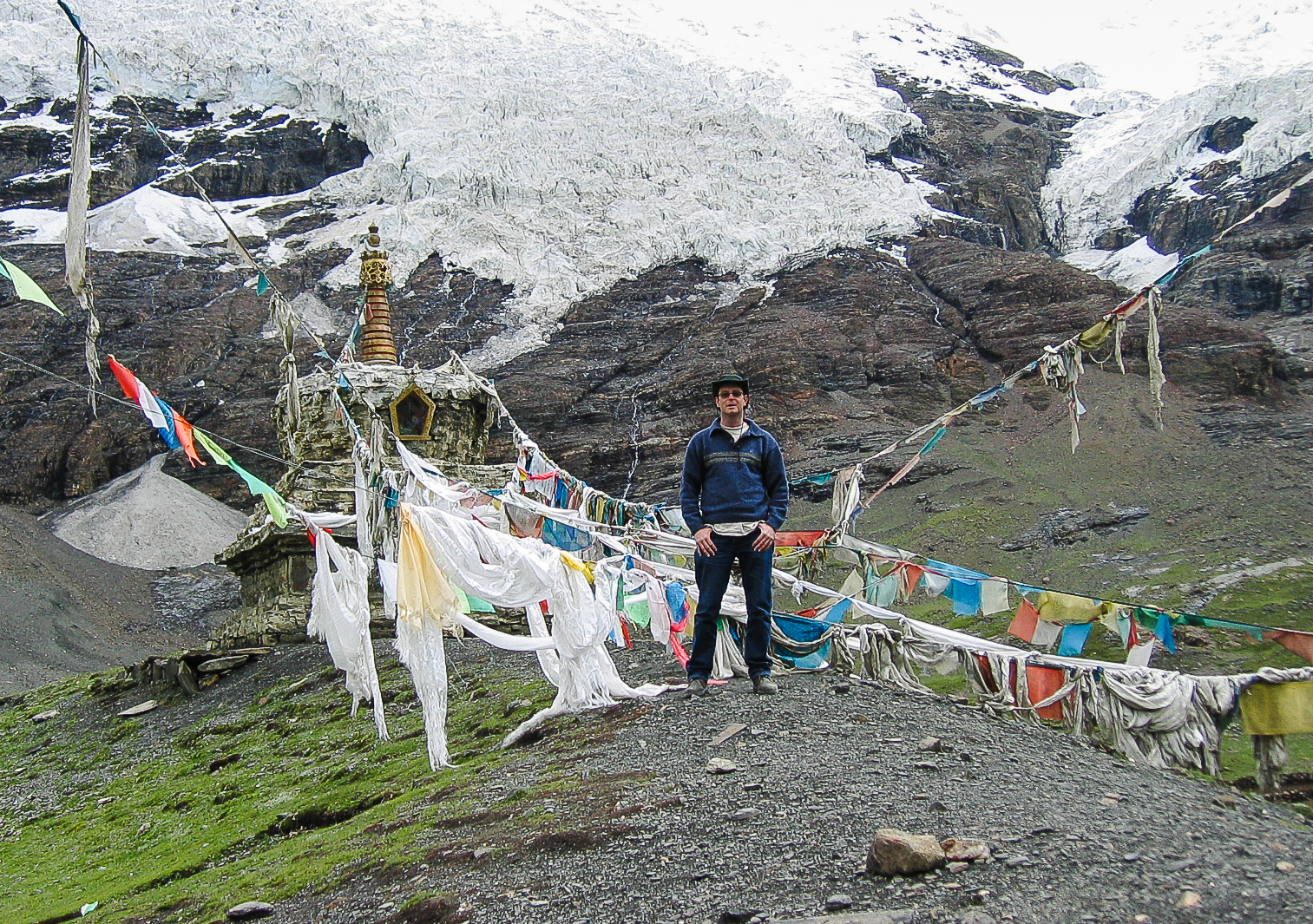 Tibet, Yamdrok -stupa, prayer flags, a glacier, and me - Karola Pass (5040m)