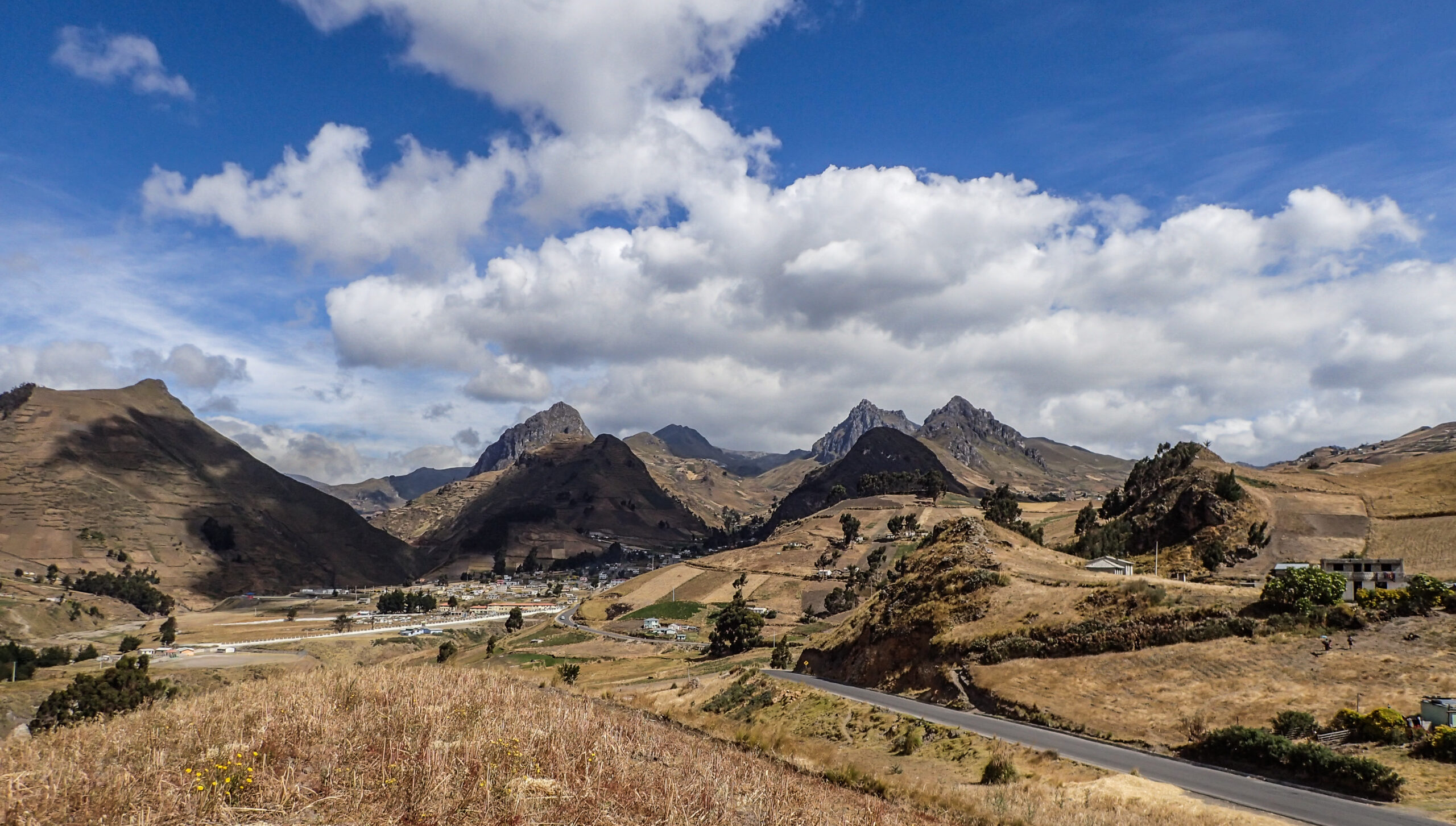 Quilatoa - approaching the volcanic lake