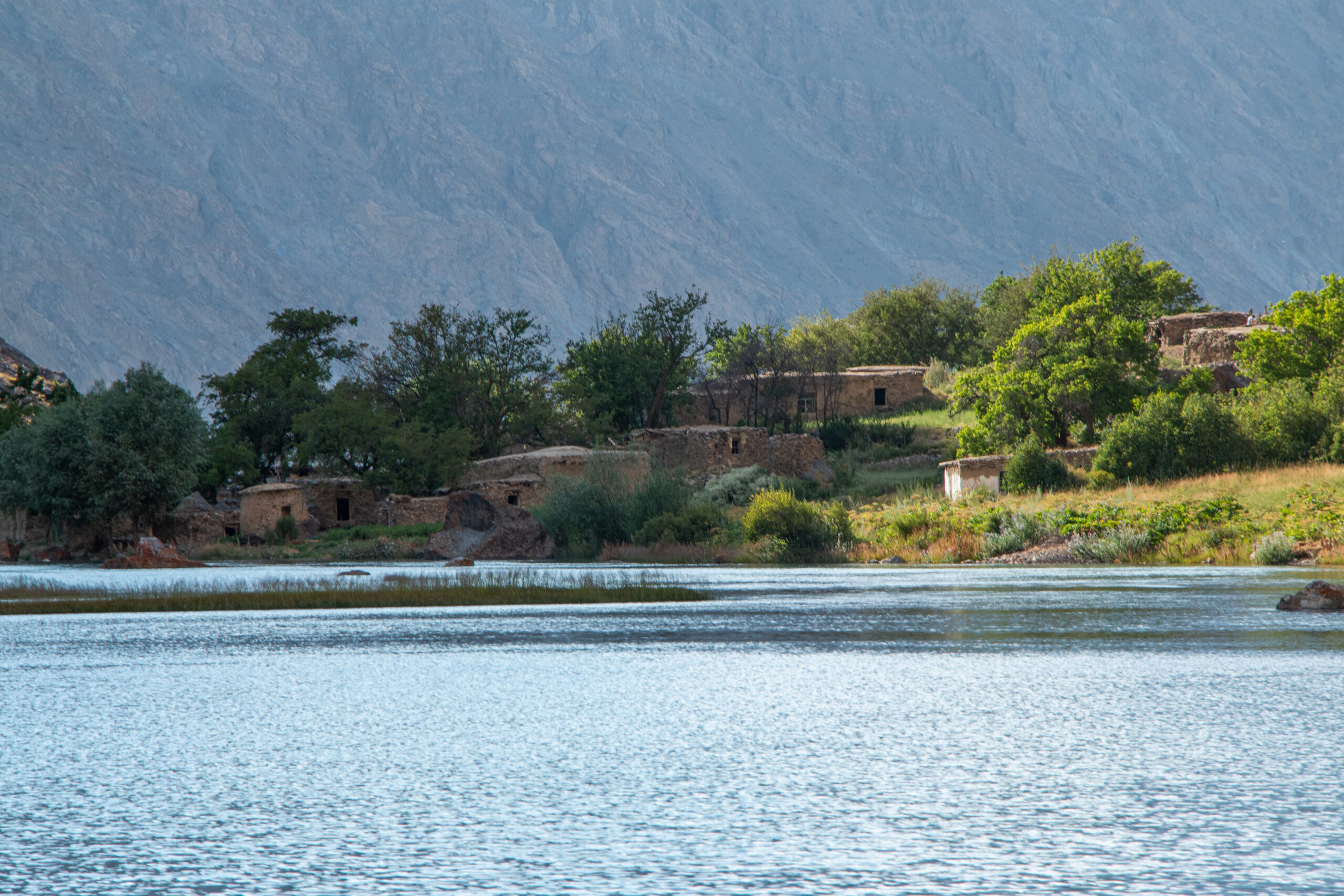 Tajikistan - Jizew Valley - lakeside village houses