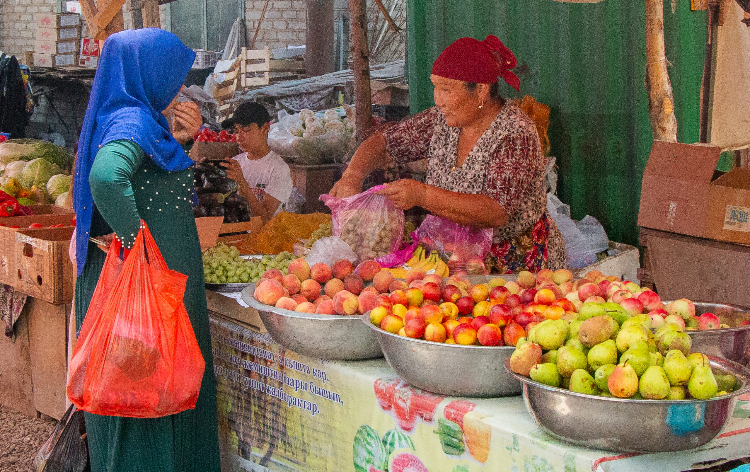 Jayma Bazaar - Osh - Kyrgyzstan - market activity