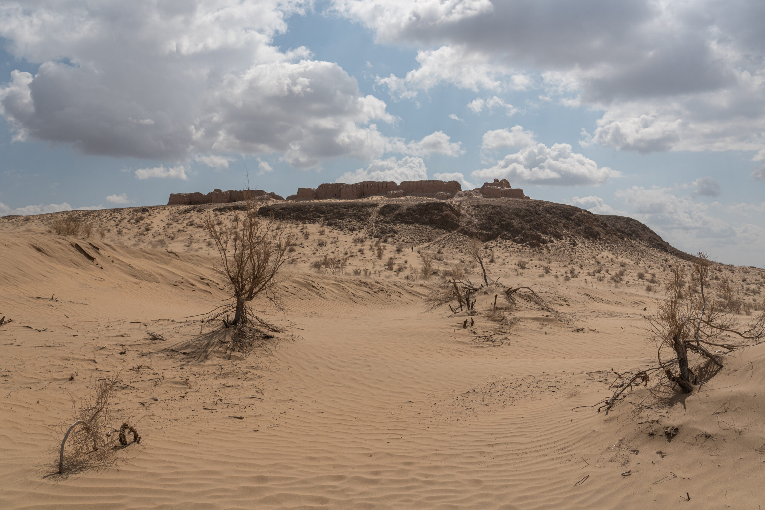 Uzbekistan - Karakalpakstan - the desert dunes leading to the citadel of Ayaz Qala 