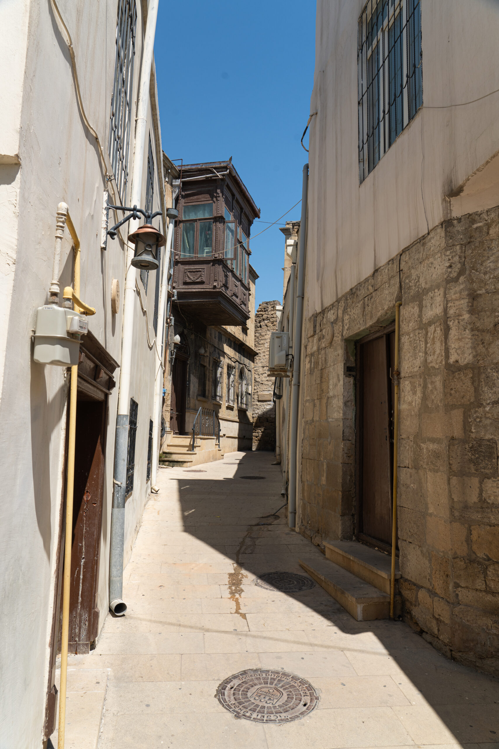 Azerbaijan - Baku - Quiet street with a Mashrabiya