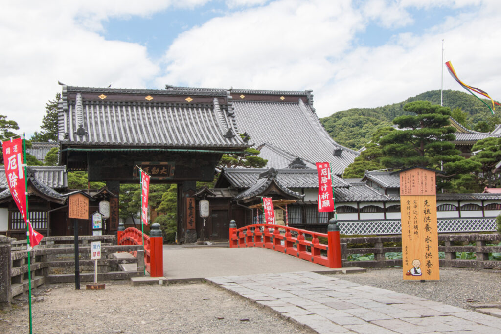 Japan - Nagano - Entrance to Daikanjin Temple