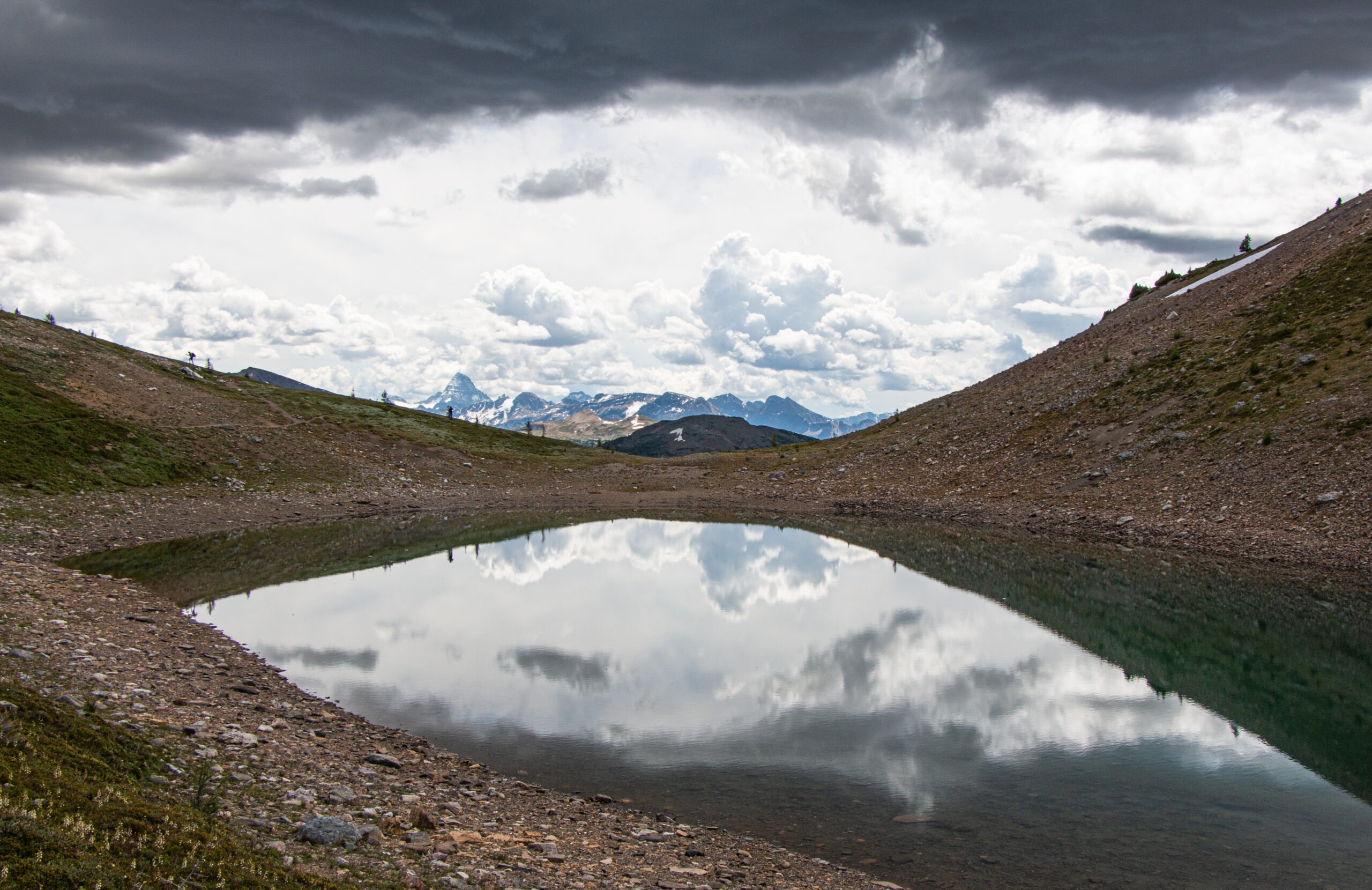 The final path to Harvey Pass with the magnificent mountain scape in the distance