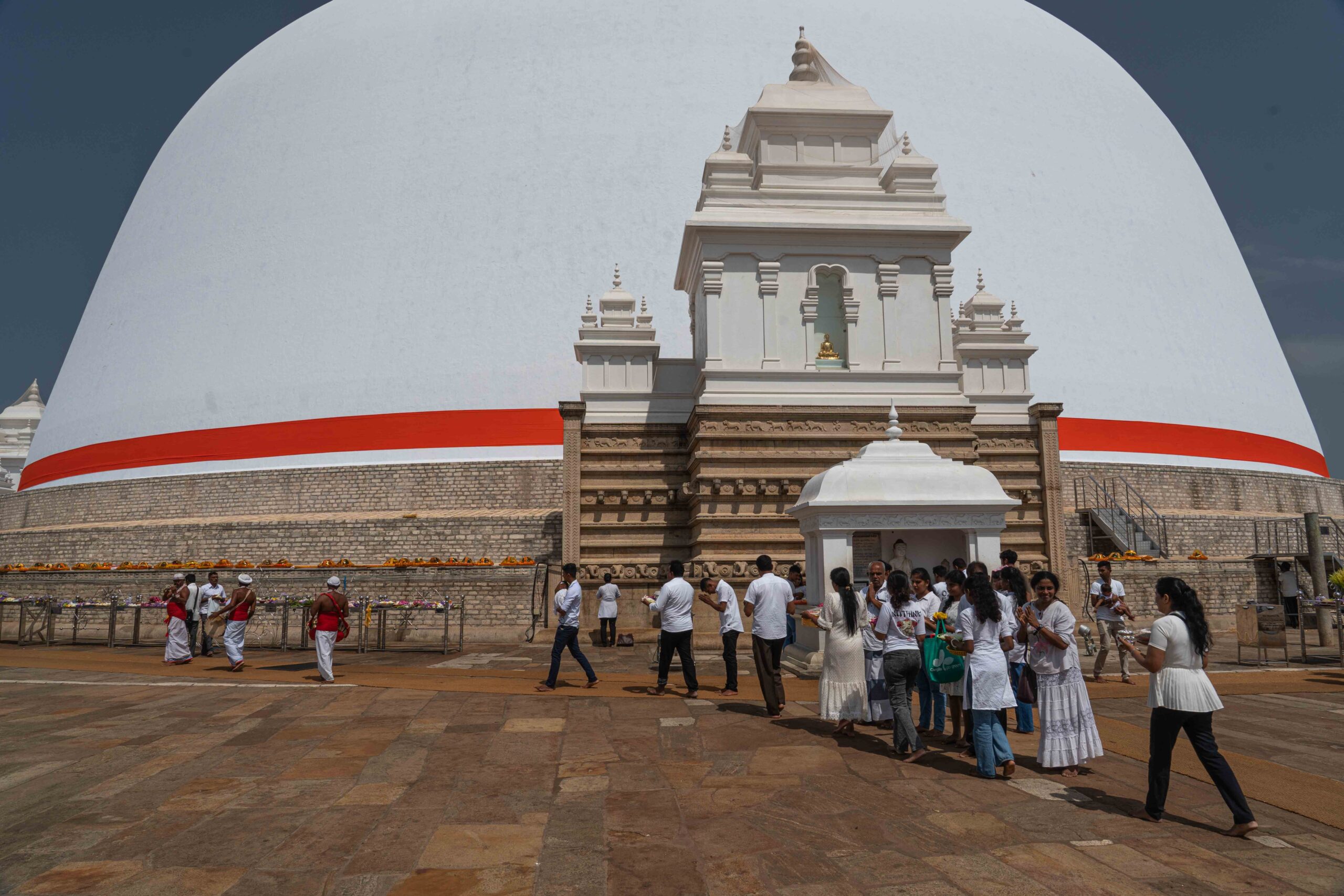 Anuradhapura - worship at the 2000-year-old Ruwanwelisaya Stupa